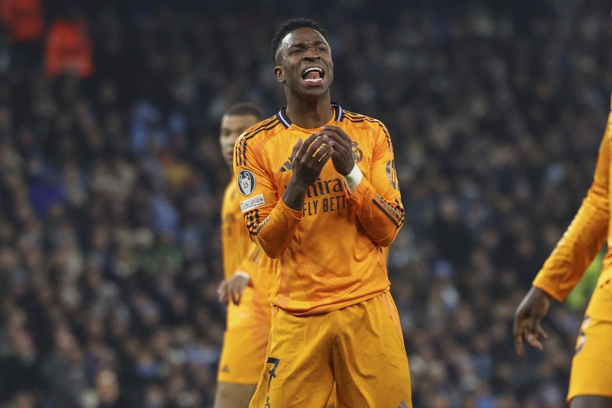 Vinicius, protestando una acción en el Etihad