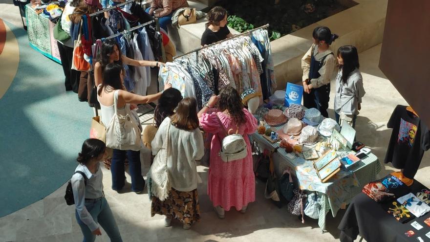 Ola de sostenibilidad en la Plaza Elíptica de Vigo: ropa de segunda mano, complementos y arte