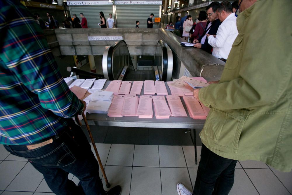 Jornada electoral en el Mercado central de Alicante.