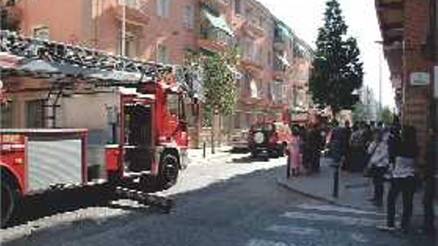 Numerosos vecinos

 miraban la actuación de los bomberos