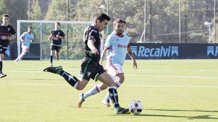 Un jugador del Celta presiona a un rival durante un partido disputado en las instalaciones de A Madroa. // Cristina Graña