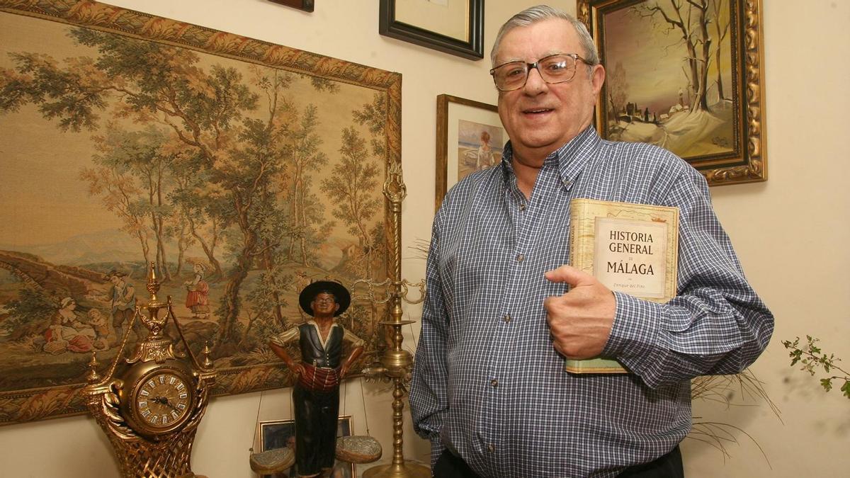 Enrique del Pino, en 2008 en su casa de la Victoria con su 'Historia General de Málaga'.