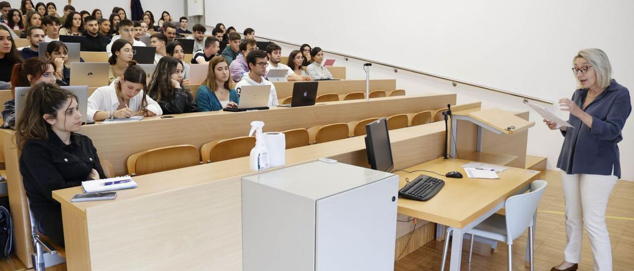 Alumnos de la UVigo en su primer día de clase.  |  // A. VILLAR