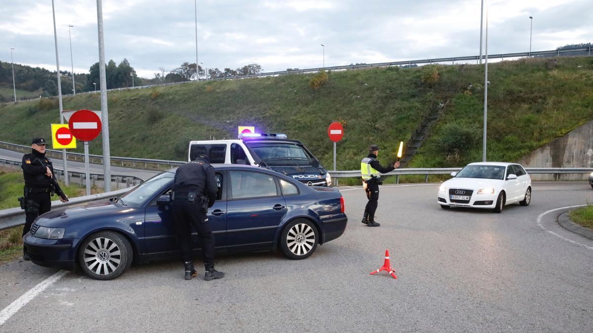 Multado con 200 euros un conductor que circulaba respetando la velocidad adecuada pero la cámara cazó lo que pasaba en el asiento del copiloto: la Guardia Civil extrema la vigilancia