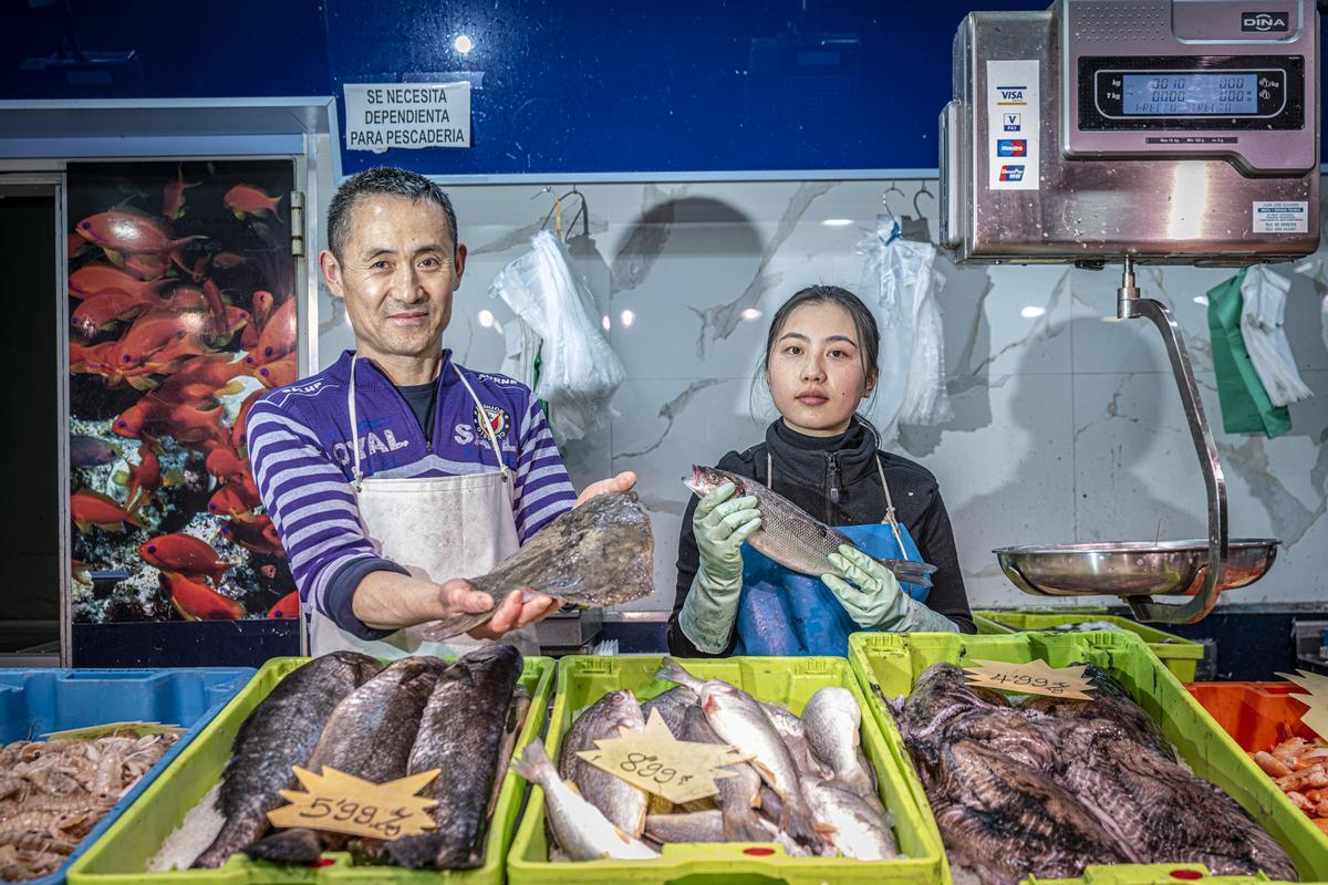 Felissa y su tío Juan en la pescadería del Mercado del Fondo