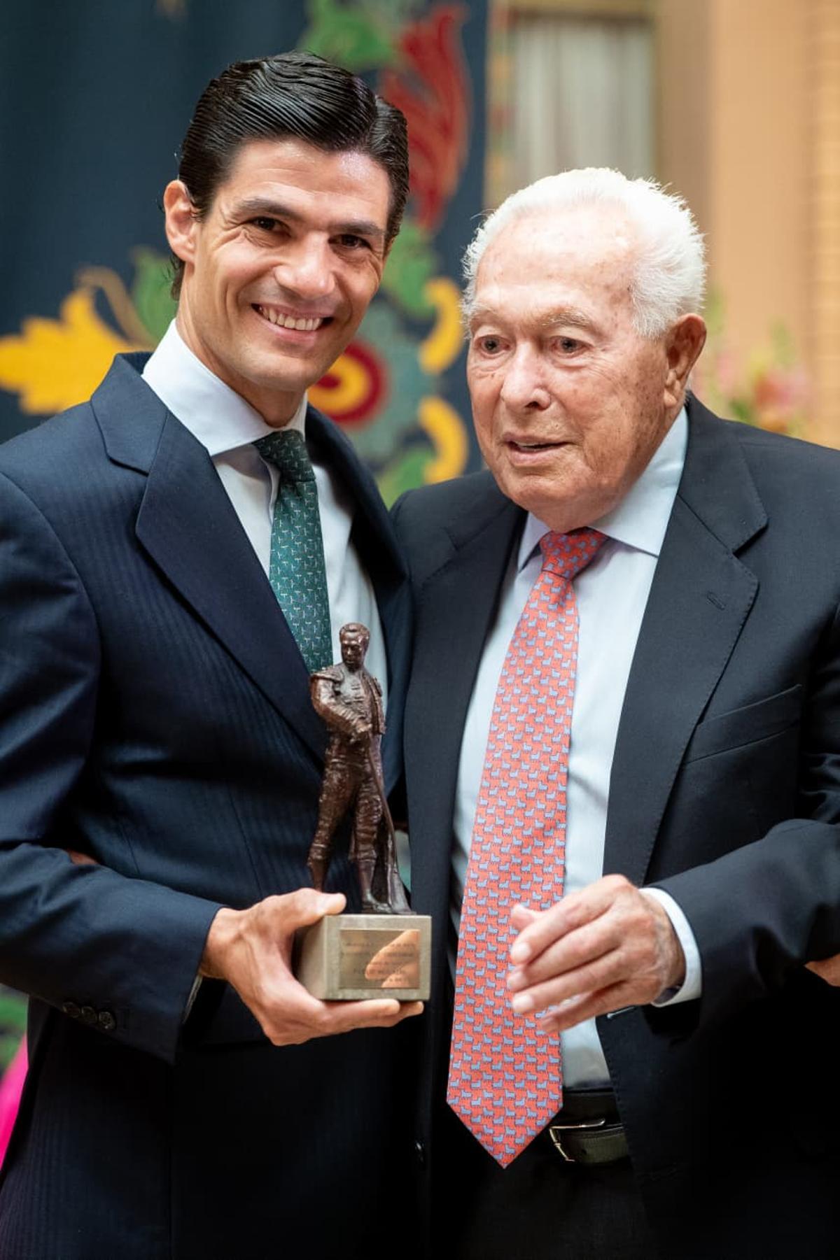 Pablo Aguado junto a Curro Romero