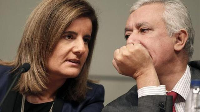 La ministra de Empleo, Fátima Báñez, conversa con el vicesecretario de Política Autonómica y Local del PP, Javier Arenas.