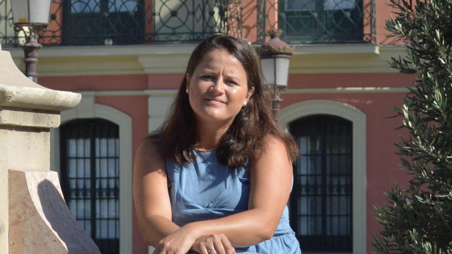 Lola Sánchez frente al ayuntamiento.