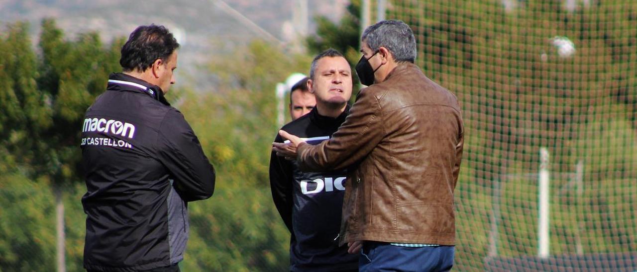 Sergi Escobar dialoga con Antonio Manchado en presencia de Emilio Isierte.