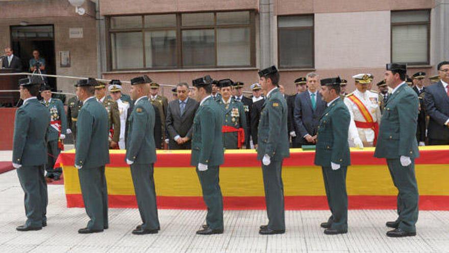 Rueda, junto a otras autoridades, en el desfile de la Guardia Civil en A Coruña esta mañana. / Víctor Echave