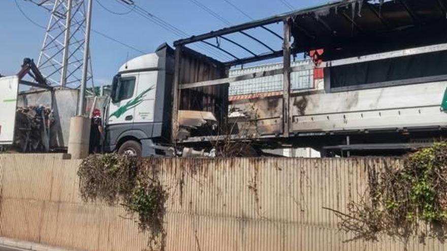 Un camión afectado por los incendios.