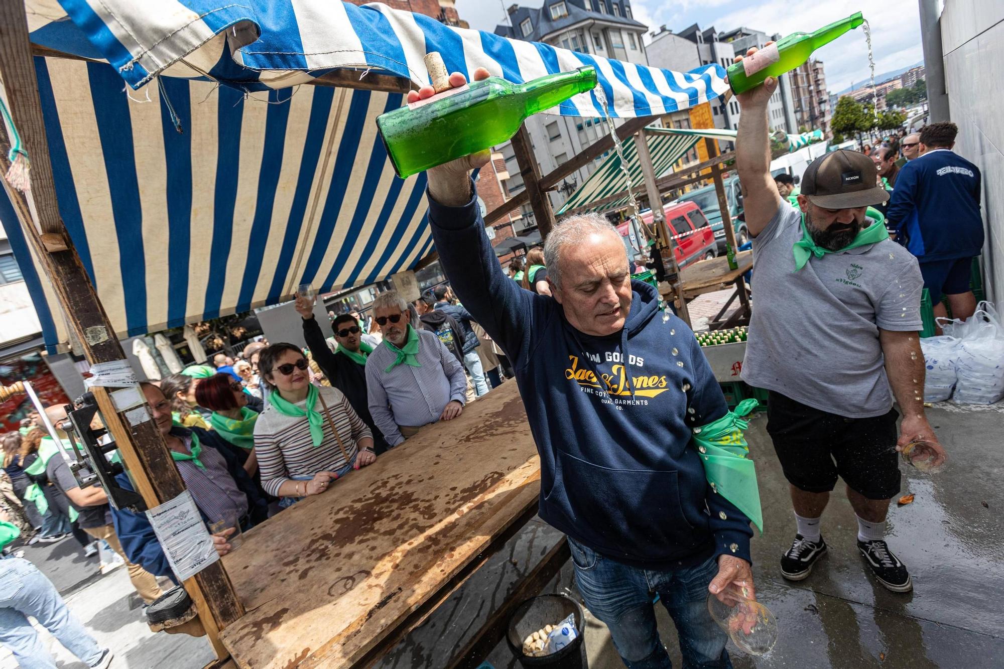 EN IMÁGENES: El buen tiempo y el oviedismo maridan una preba de la sidra multitudinaria en Gascona