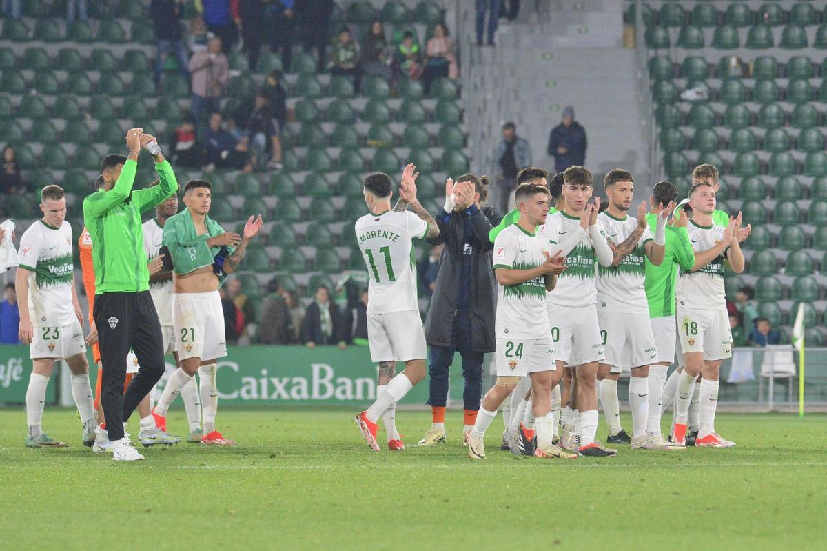 Los futbolistas del Elche agradecen el apoyo a la afición tras la derrota contra el Oviedo