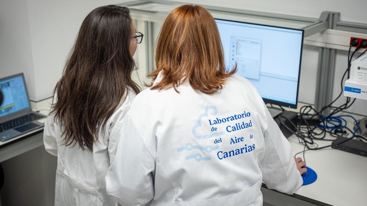 Dos investigadoras del Laboratorio de Calidad del Aire de Canarias