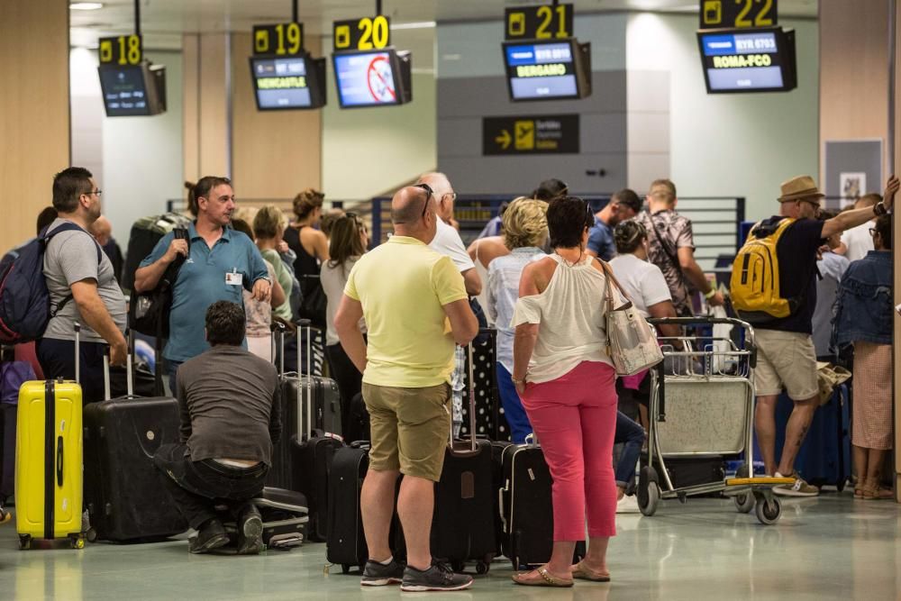 Largas colas para pasar el control de seguridad del aeropuerto de Ibiza