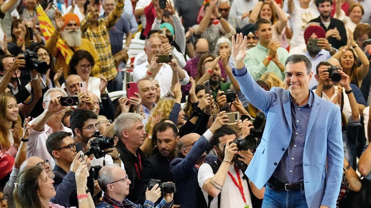 El presidente del Gobierno, Pedro Sánchez, en el acto del cierre de la campaña electoral, que también contó con José Luis Rodríguez Zapatero.