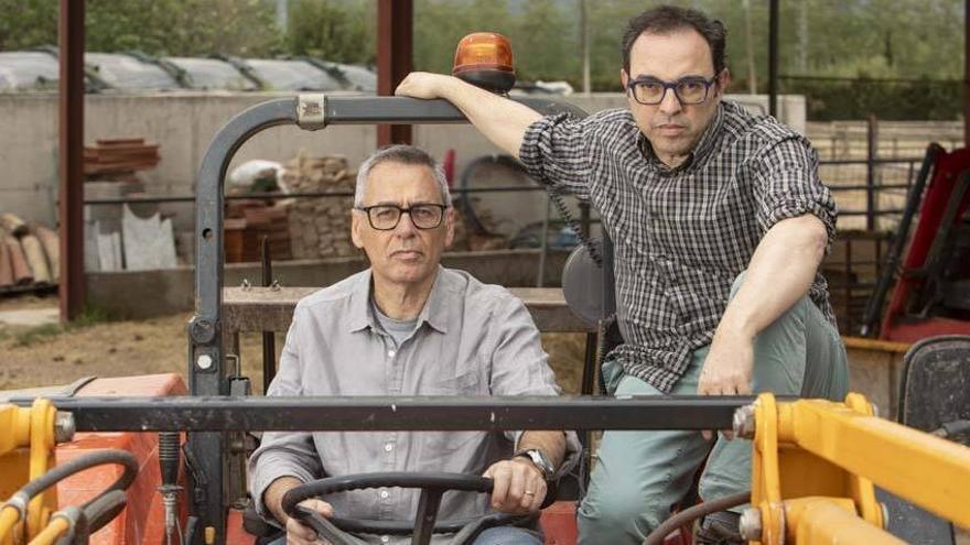 Jordi Galceran (izquierda) y Sergi Belbel en un tractor, ambinetándose de cara a los ensayos de 'Turisme rural'.