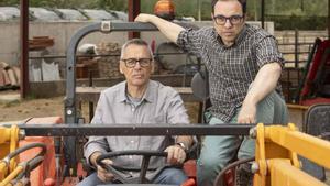 Jordi Galceran (izquierda) y Sergi Belbel en un tractor, ambinetándose de cara a los ensayos de Turisme rural.