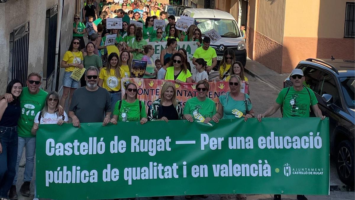 Cabecera de la manifestación educativa que este lunes recorrió las calles de Castelló de Rugat.