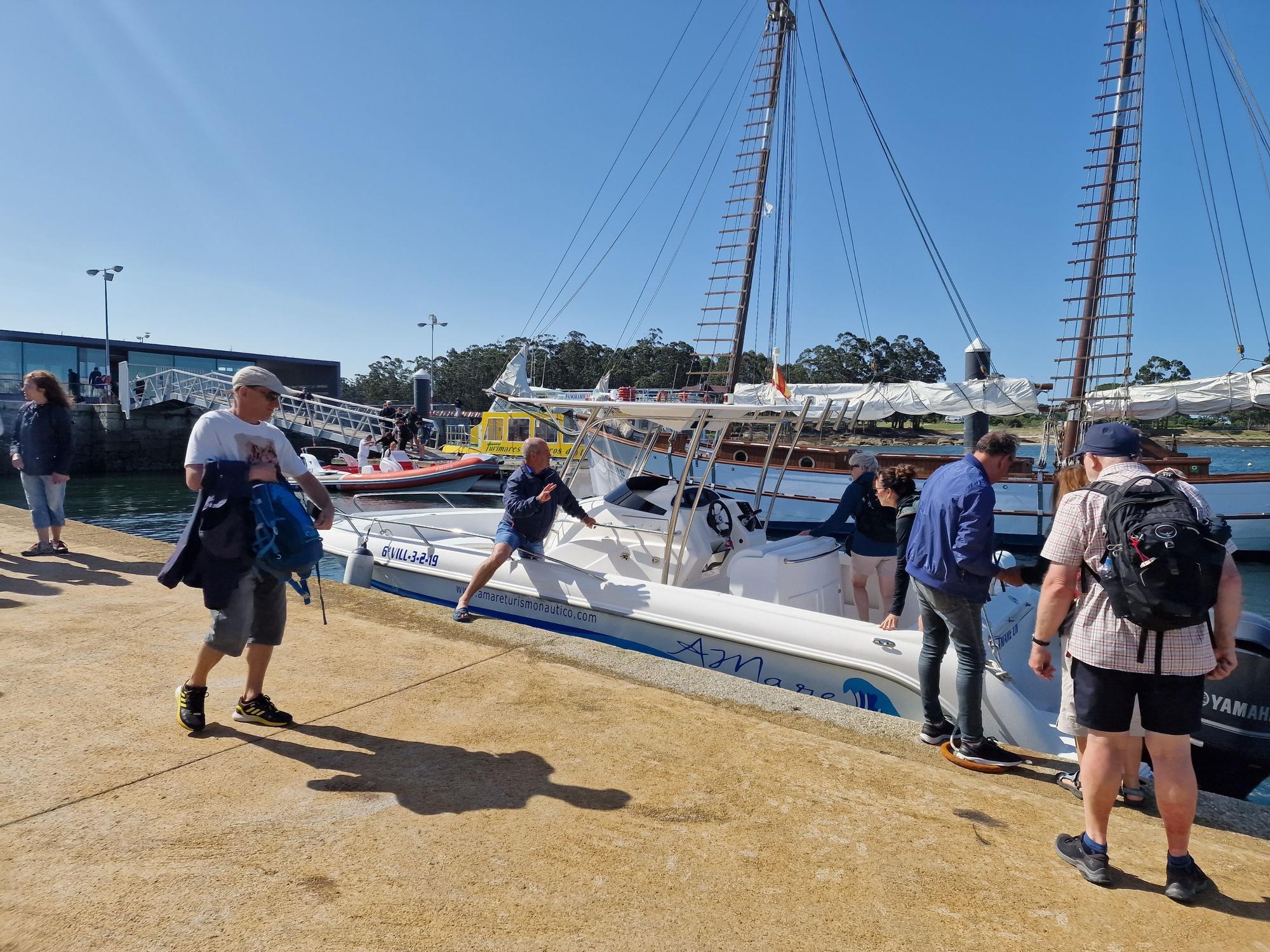 Peregrinos extranjeros que embarcaron en Vilanova para hacer la Ruta Xacobea hacia Pontecesures.