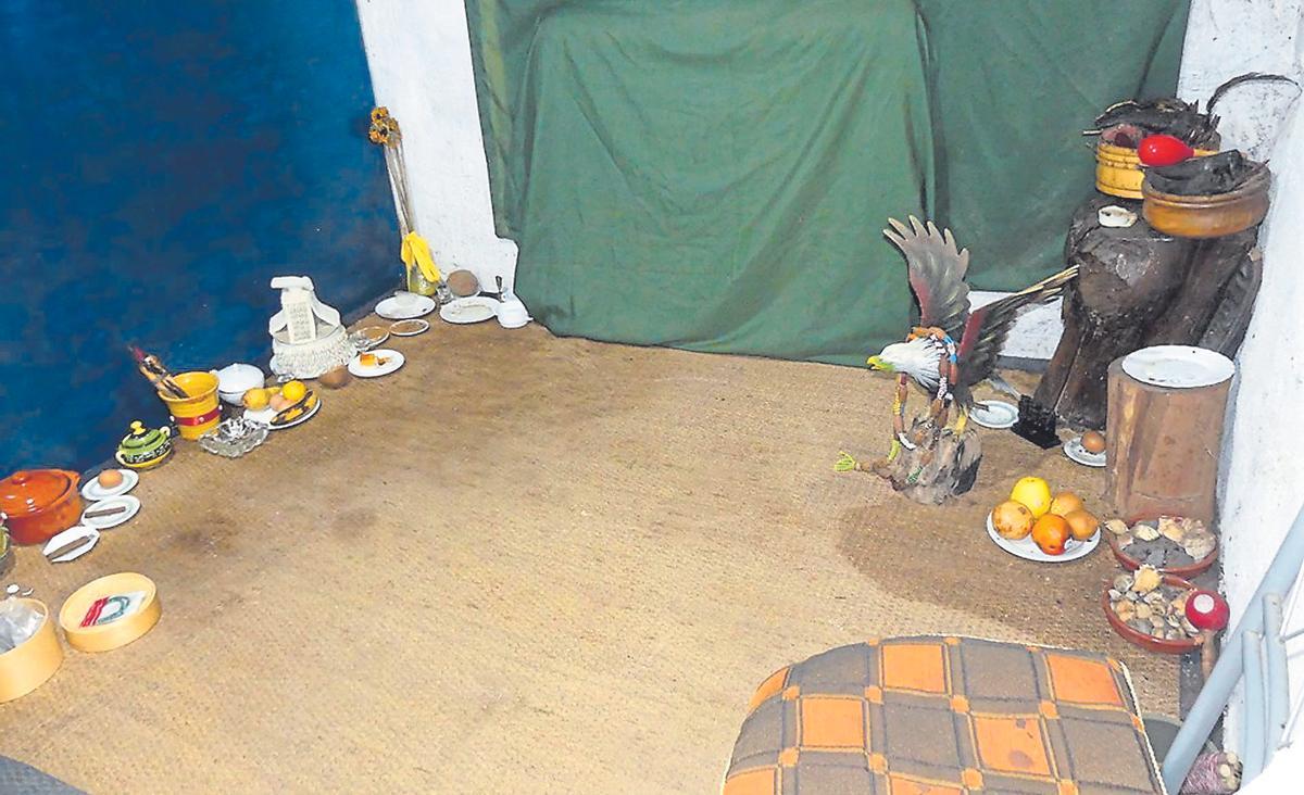 Uno de los espacios destinados a rituales por la supuesta secta en una casa de La Esperanza.