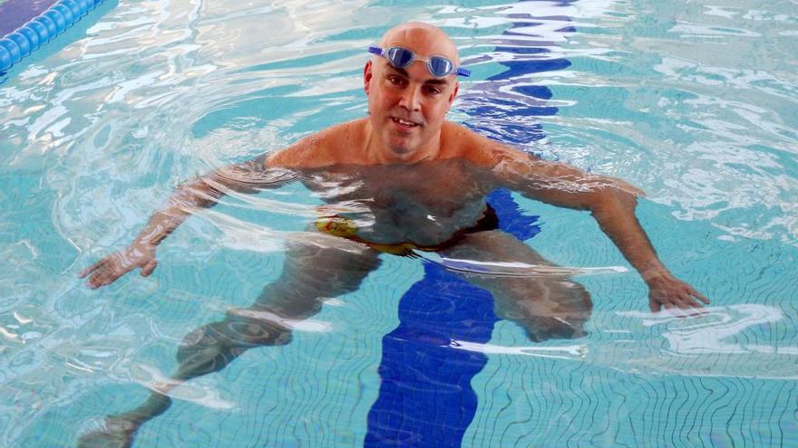 Aitor de Luis, durante un entrenamiento en la piscina del CUVI. // Marta G. Brea