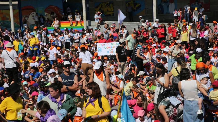 A praza diante do Palco da Música, ateigada de nenos e mestres.   | SANTOS ÁLVAREZ