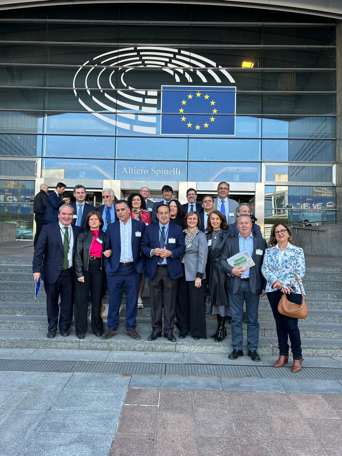 La comitiva de Asaja desplazada a Bruselas, junto al comisario.
