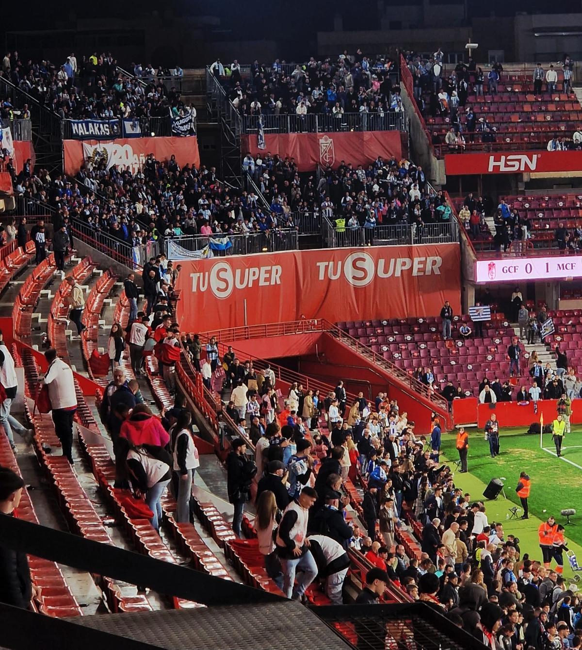 La afición del Málaga CF, en una de las esquinas de Los Cármenes.