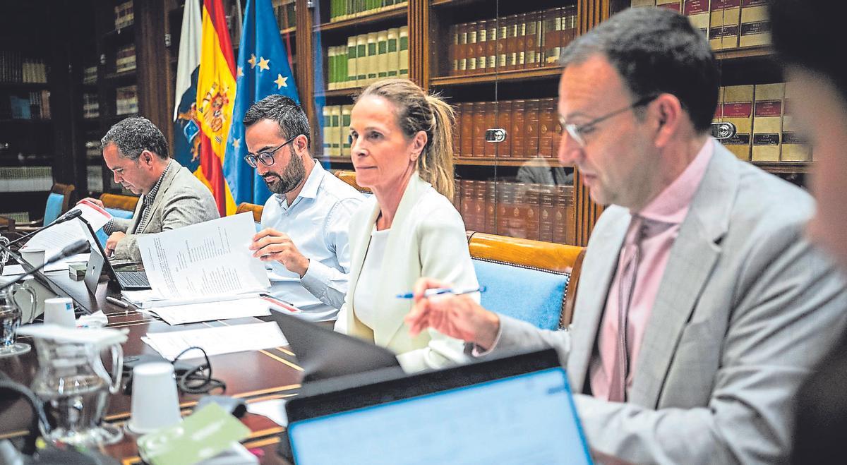Foto de archivo de Gustavo Santana (i), Raúl Acosta y Luz Reverón durante una de las reuniones de la comisión investigadora.