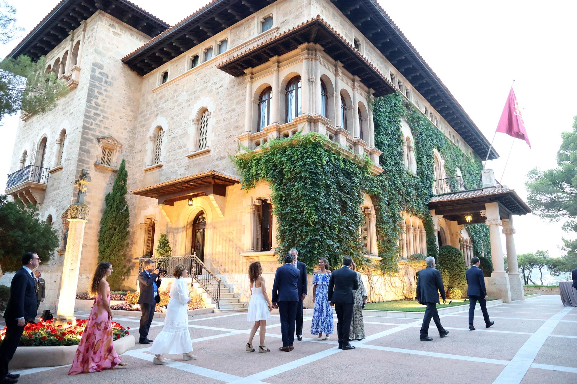 Mira aquí todas las fotos de la visita de los Reyes al Palacio Marivent para recibir a la sociedad balear