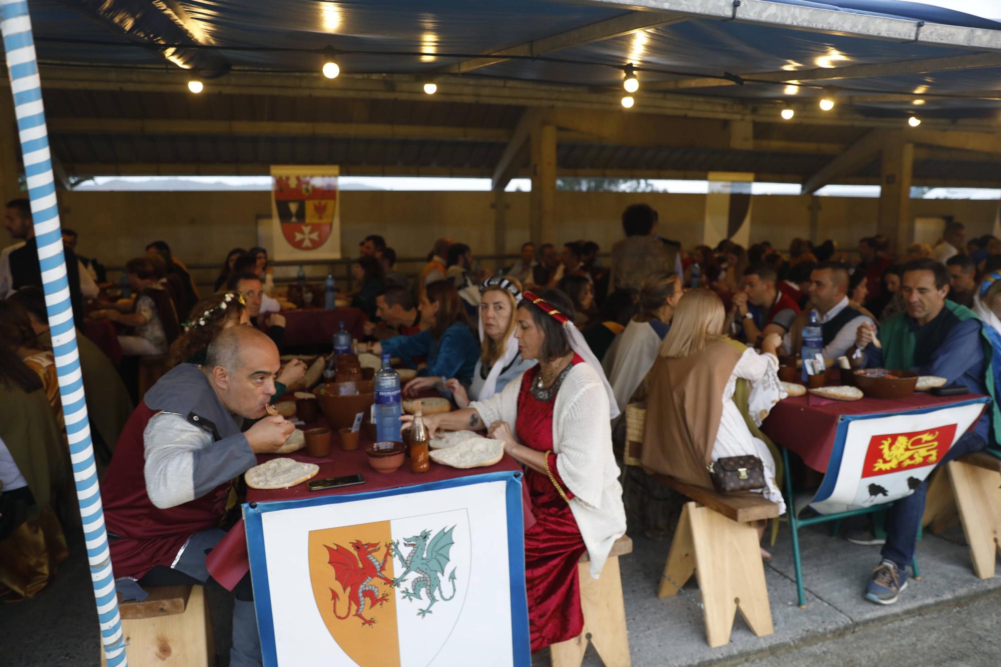 Exconxuraos hasta la bandera: espectacular noche en Llanera, con la gran cena medieval y la fiesta del fuego