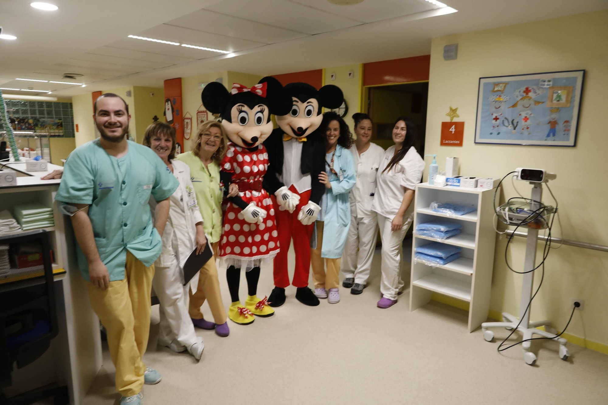 Así fue la visita de Mickey y Minnie Mouse al Hospital de Cabueñes (en imágenes)