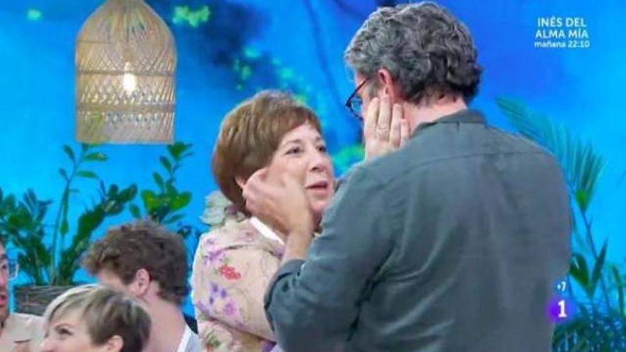 Celia Villalobos abraza a Máximo Huerta en la última gala de &#039;Masterchef&#039;.