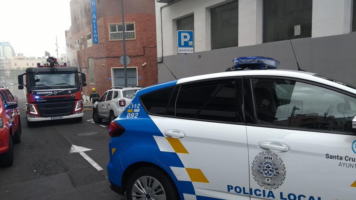 Voraz incendio en un edificio de la calle Salamanca de Santa Cruz de Tenerife