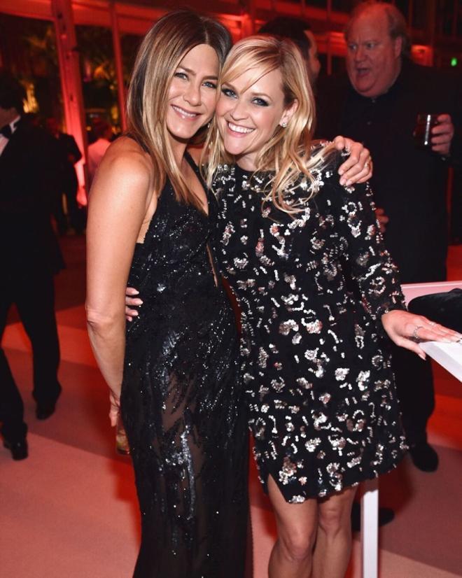 Jennifer con un vestido con transparencias y lentejuelas