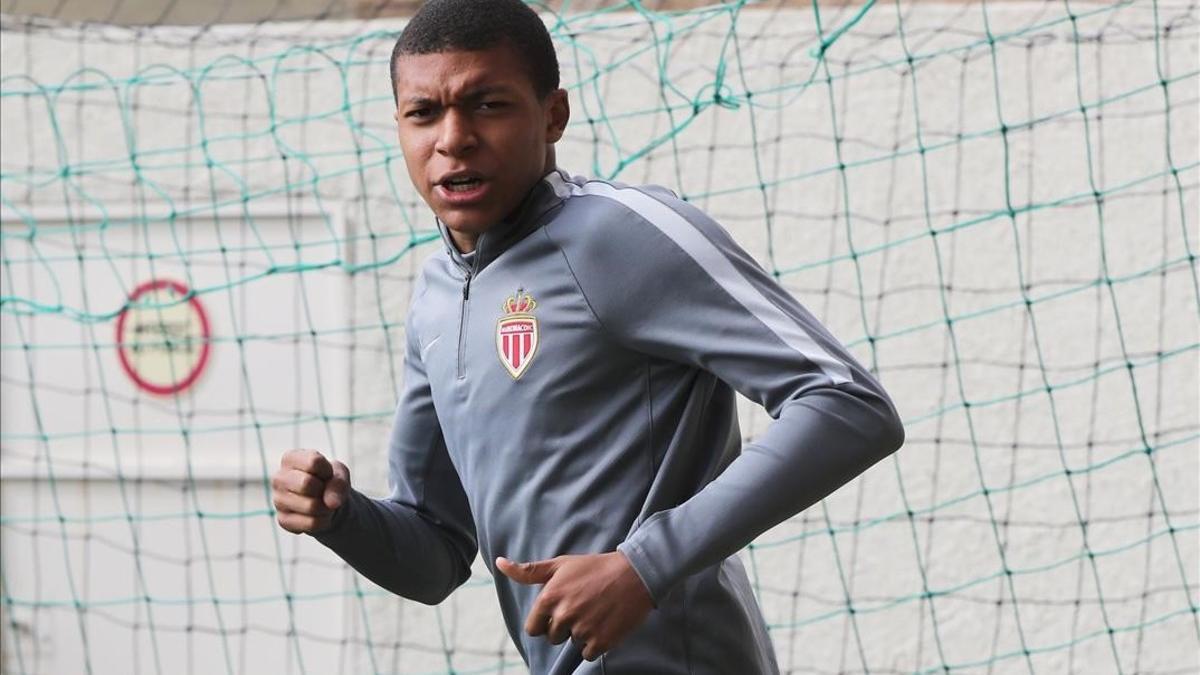 Mbappé, durante el entrenamiento del mónaco este martes en el estadio Luis II