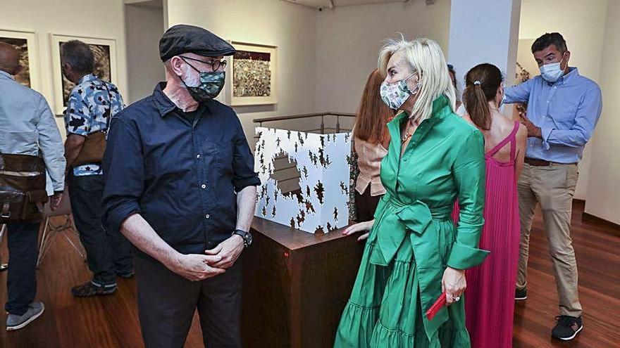 Pablo Genovés y la galerista Aurora Vigil-Escalera, en el estreno de la exposición junto a una réplica de la escultura &quot;Transbase&quot;.
