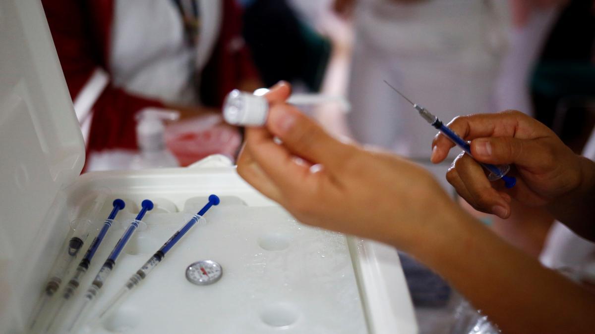 Los investigadores revisaron los datos de 94.354 adolescentes vacunados de entre 12 y 18 años.