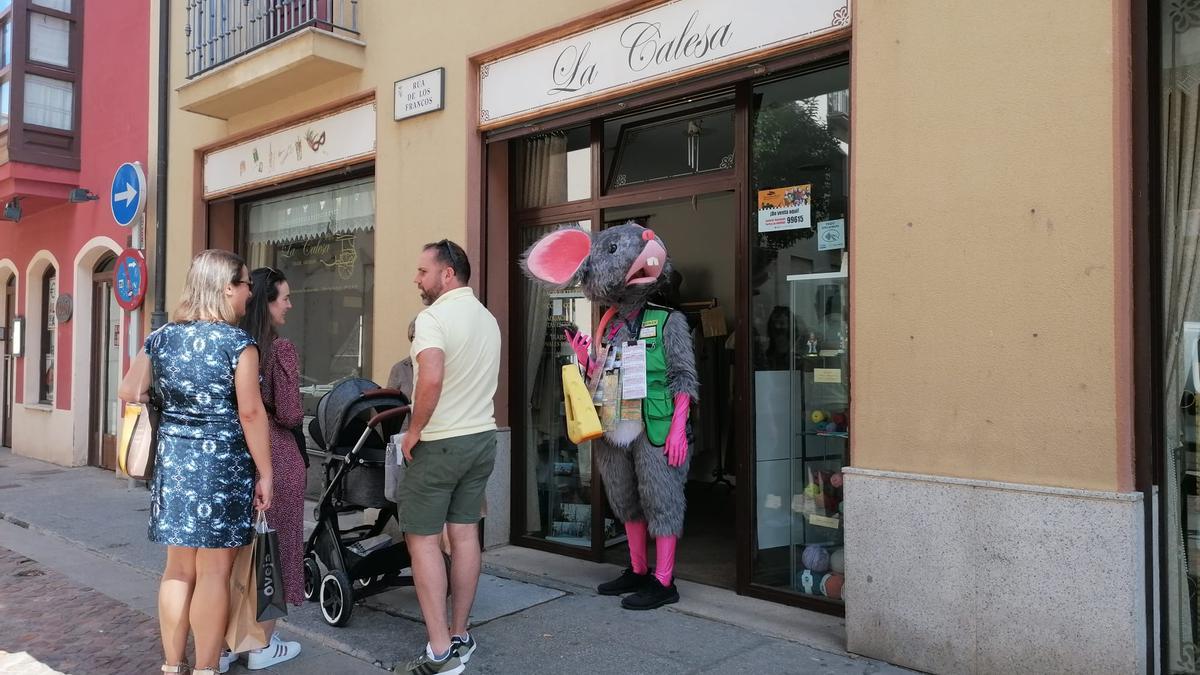 Vendedor de la ONCE en Zamora disfrazado de ratón.