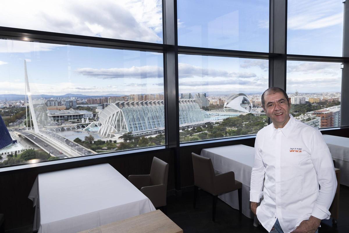 Jorge Andrés en su restaurante con vistas a la Ciutat de les Arts.