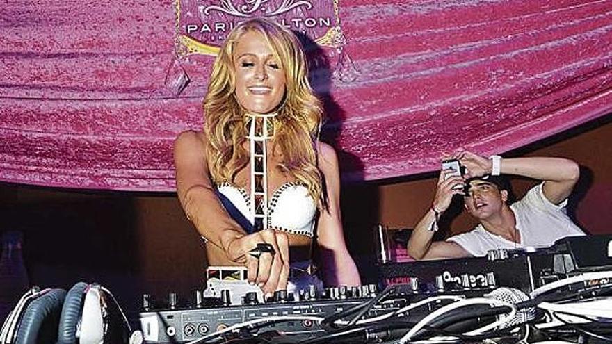 Paris Hilton, como DJ en una discoteca de Ibiza.
