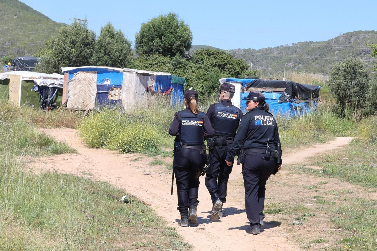 Agentes de la Policía Local y la Policía Nacional en el asentamiento de Sa Joveria