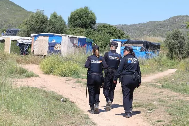 Los detalles del dispositivo policial para acabar con otro asentamiento de chabolas en Ibiza