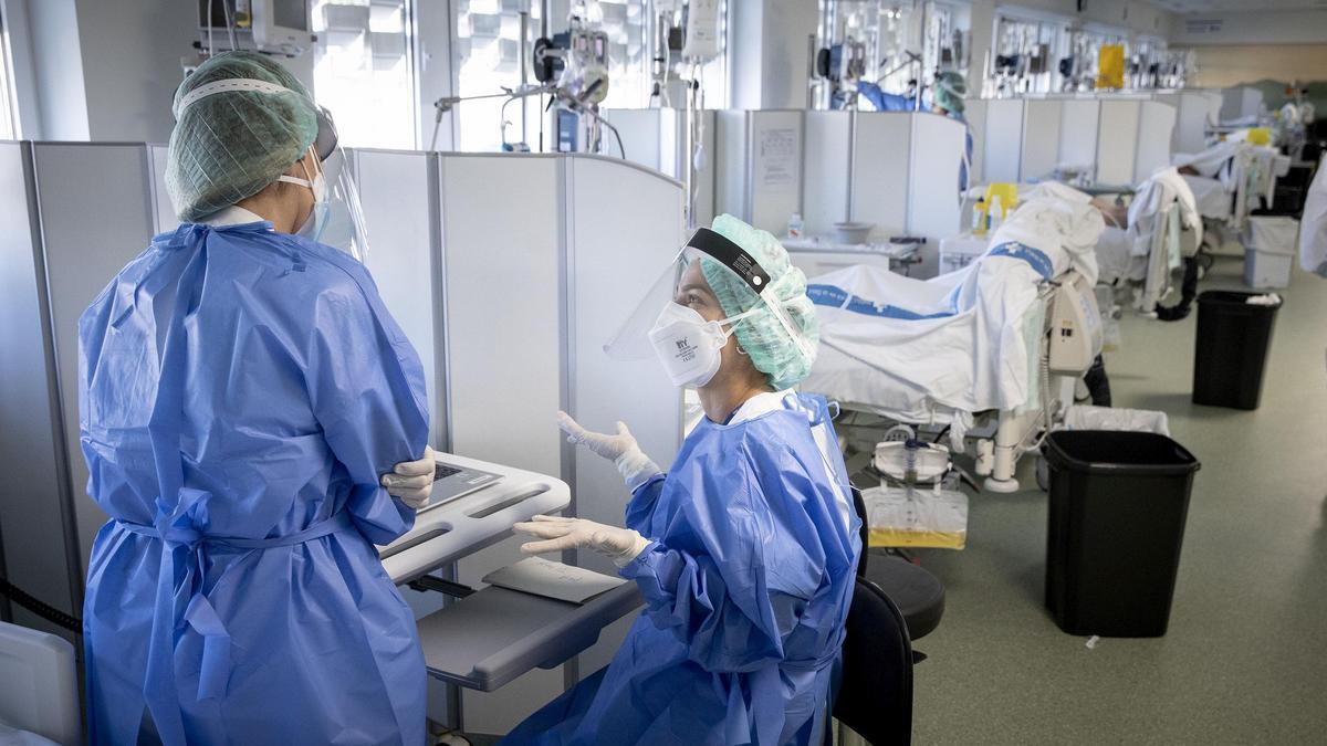 Coronavirus Covid-19 Planta uci unidad de cuidados intensivos de pacientes ingresados por covid en el edificio Garbí en el Parc Sanitari Pere Virgili