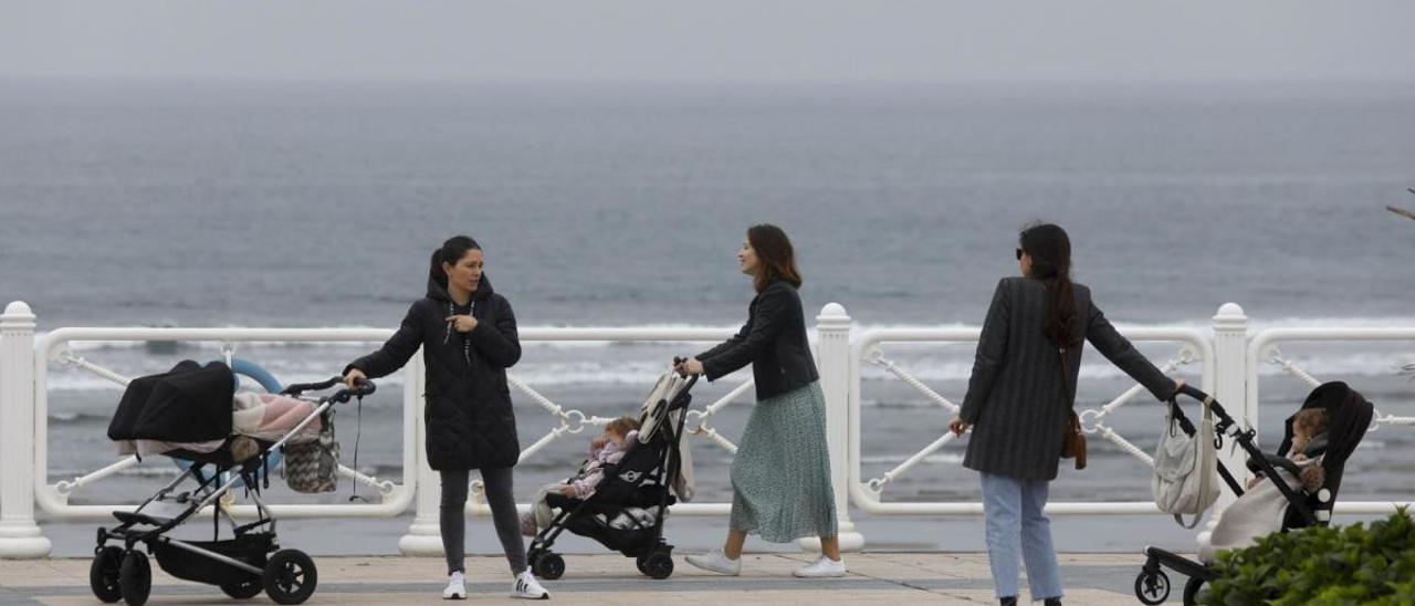 Madres con sus hijos en el  paseo de Salinas este domingo.