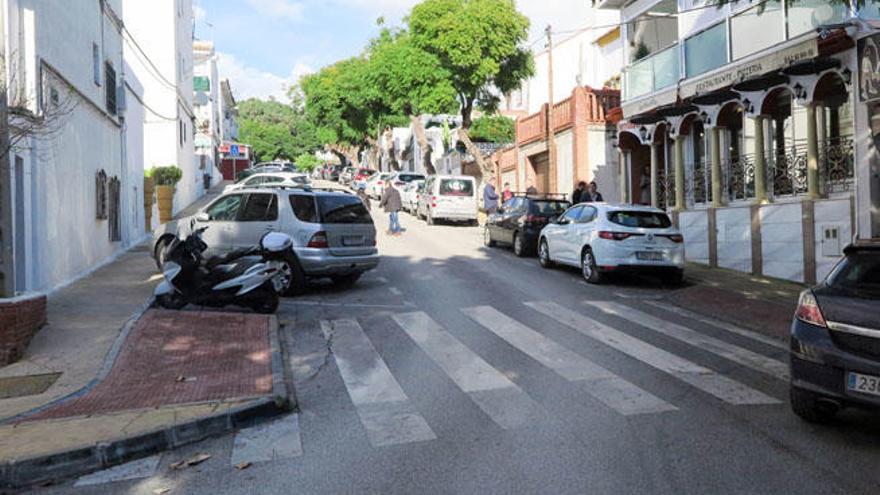 Vista general de la calle Tirso de Molina, en Nueva Andalucía.