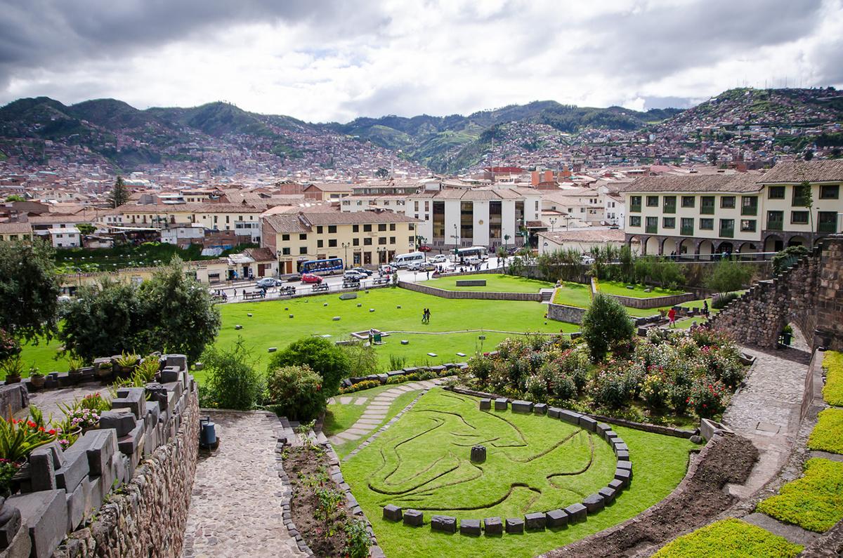 Los jardines del Qorikancha ofrecen una de las mejores vistas sobre el centro histórico de Cusco.