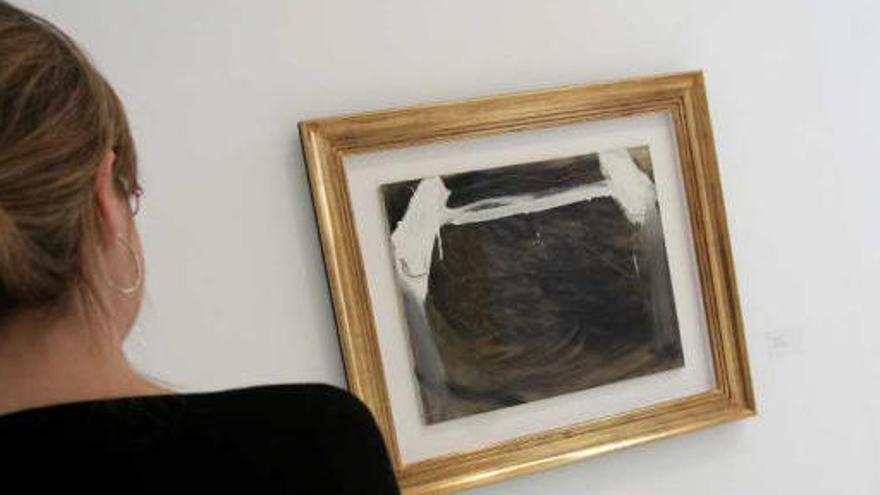 Una visitante observa el cuadro de Tàpies que se encuentra en el MACA, &quot;Dues parpelles&quot;, pintado em 1965.