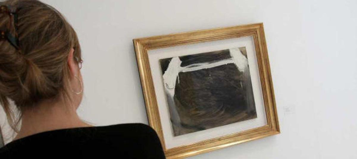 Una visitante observa el cuadro de Tàpies que se encuentra en el MACA, "Dues parpelles", pintado em 1965.